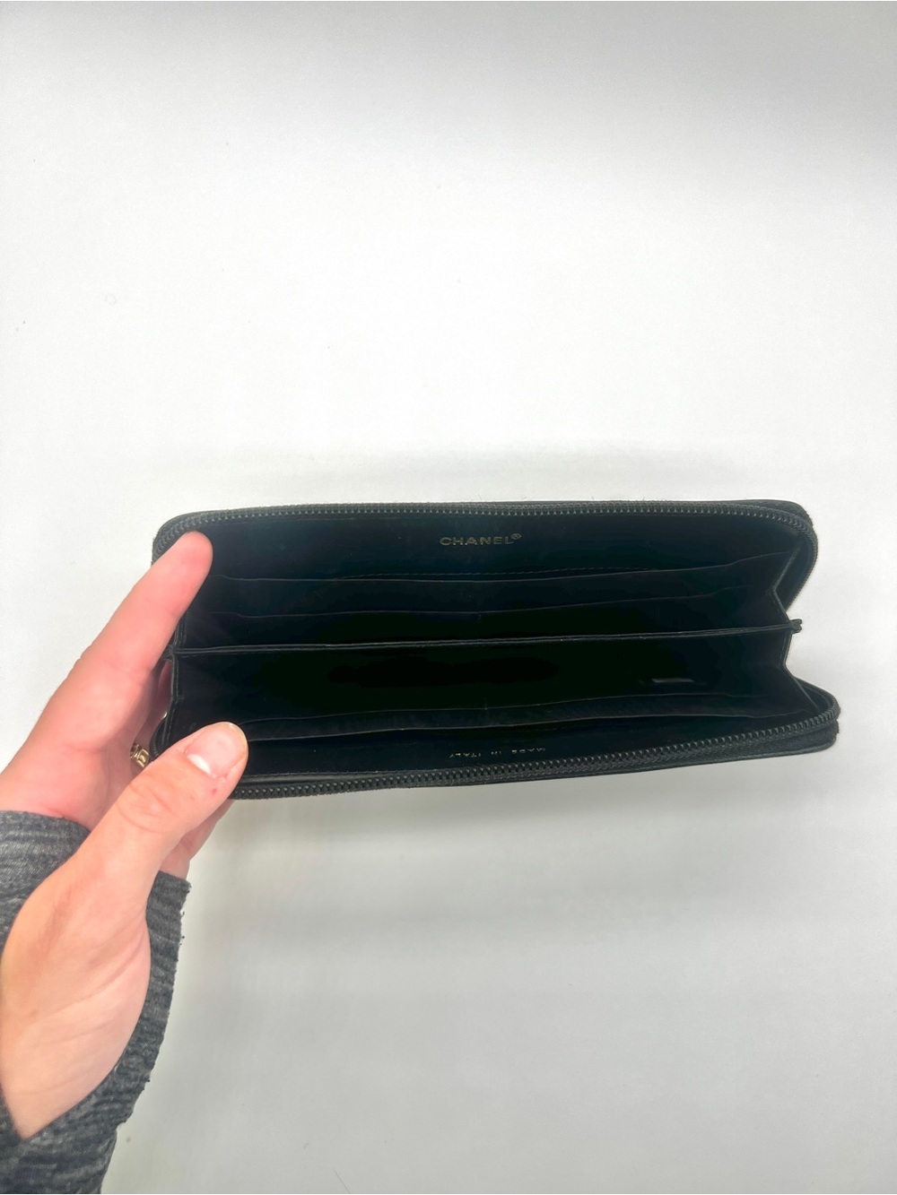CHANEL Black Caviar Leather Zip Wallet with Embossed CC - Picture 5 of 7